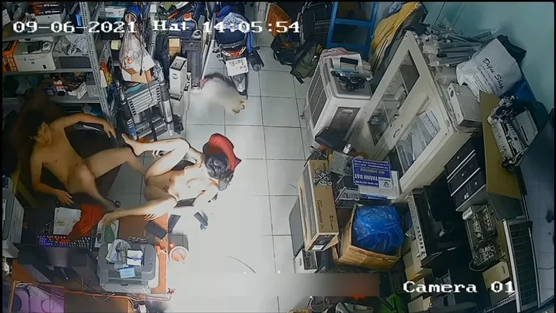 Vợ yêu anh xã làm tình nhau trong của buồi máy tính