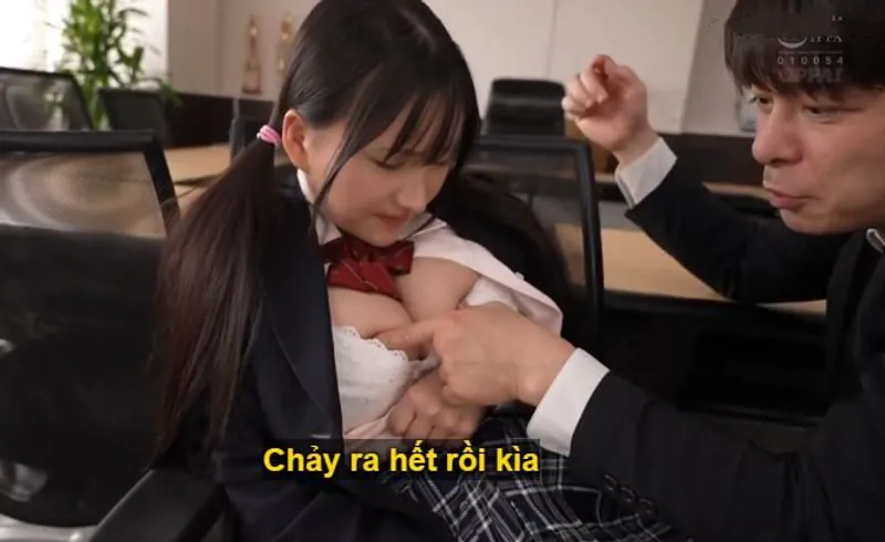 Trong suốt 3 năm, thầy giáo đã rèn luyện cô học trò ngực đẹp thành "chiếc bình đựng tinh"